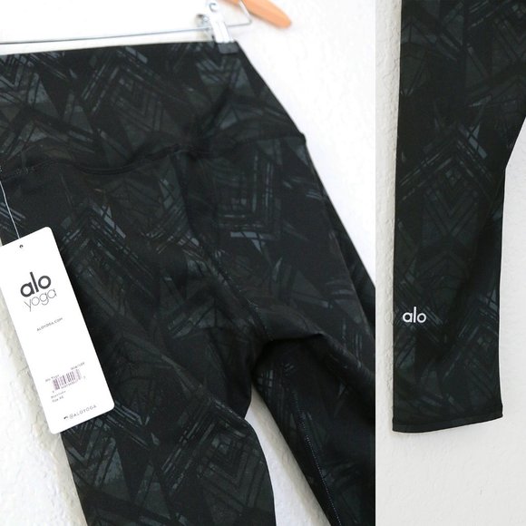 NEW ALO Yoga High Waist Rise Airbrush Printed Cropped Capri Legging Black Indio - Picture 7 of 12